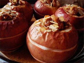 Baked apples with dried fruits are a dessert on the diet menu after gallbladder removal. 
