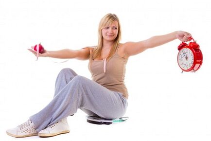 A girl who wants to lose weight eats healthy and according to a regimen