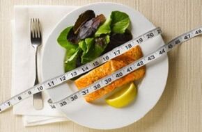Fish with salad to lose weight with a protein diet