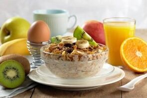 oatmeal porridge with fruits as a healthy breakfast to lose weight
