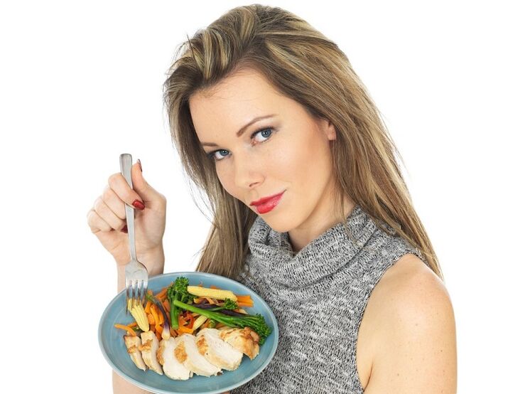 girl eating chicken with vegetables to lose weight