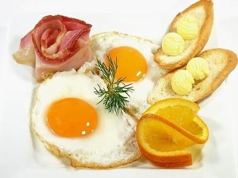 fried eggs with bacon as a forbidden food for gastritis