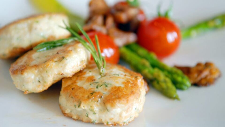 Grilled vegetables with fish cakes on the diet menu